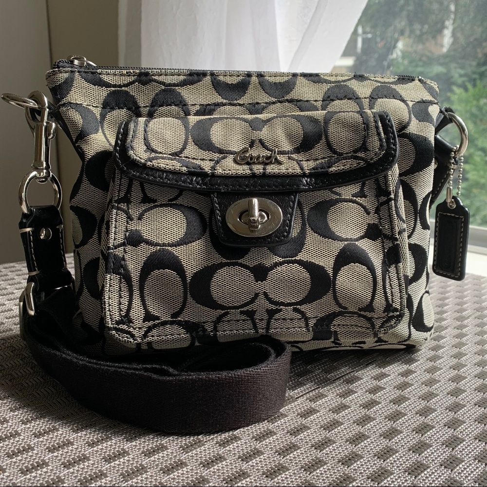 Small Coach signature crossbody excellent cond